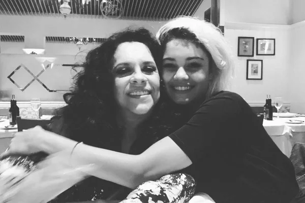Gal Costa e Sophie Charlotte abraçadas em foto preto e branco - Metrópoles