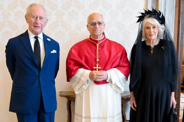 imagem colorida rei charles III reza com papa leão xiv