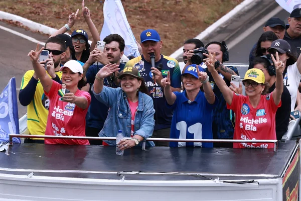 Celina comenta pesquisas recentes durante motociata: “Recebo com humildade”