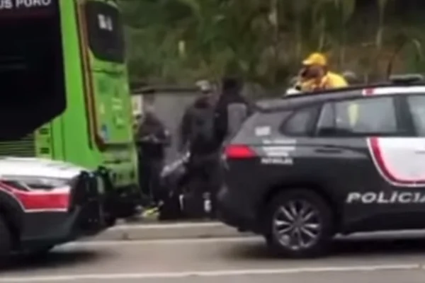 Imagem colorida de viaturas da PM atendendo uma ocorrência de intervenção policial durante um assalto - Metrópoles