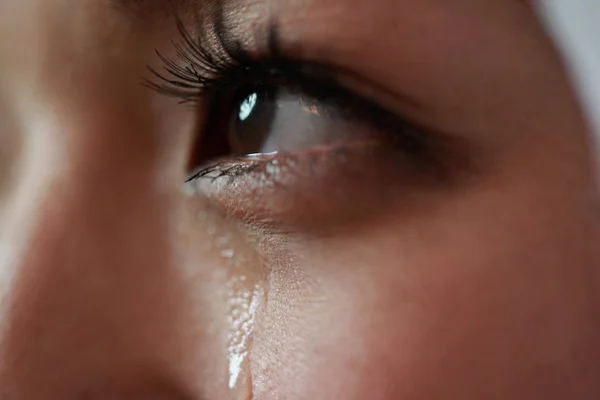 Imagem colorida em close de um rosto de de uma mulher chorando - Metrópoles