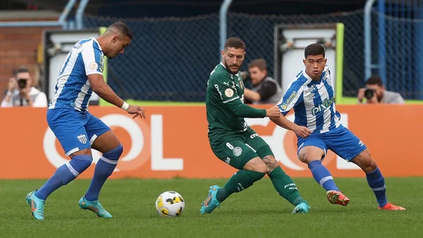 Avaí arranca empate e segura o líder Palmeiras na Ressacada