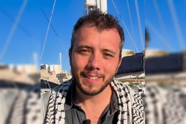 Imagem colorida de homem sorrindo