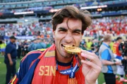 Ferran Torres com a medalha de campeão da Copa do Mundo. Ferran Torres com a medalha de campeão da Copa do Mundo.
