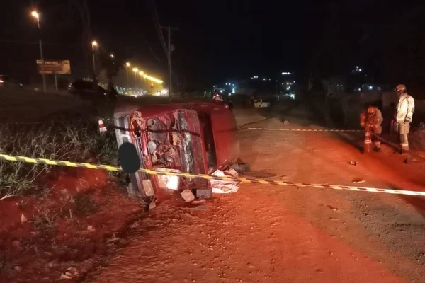 Carro capota e motorista morre em São Sebastião, próximo a área rural