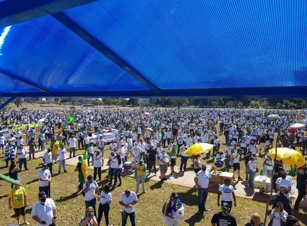 Armamentistas fazem ato em Brasília; ativistas pró-desarmamento reagem