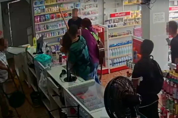 foto colorida de confusão em farmacia