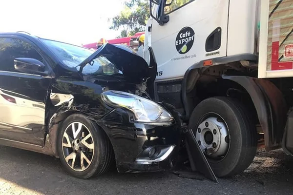 Trio é preso no DF após trocar tiros com a PM e bater carro roubado