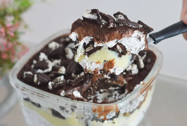 Travessa de Oreo, sobremesa à base do biscoito de chocolate e recheio de baunilha - Metrópoles