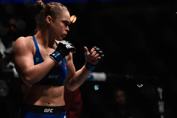 Foto colorida de Ronda Rousey - Metrópoles