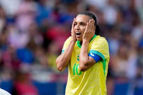 Imagem colorida de Marta com as mãos no rosto - Metrópoles