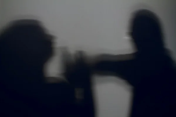 Casal é espancado por 20 homens após defender vítima de agressão