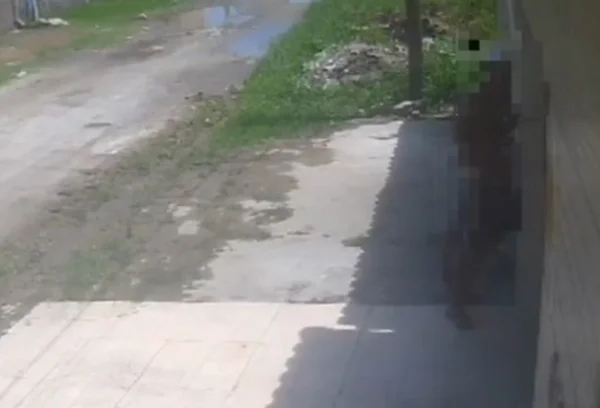 Imagem colorida de câmera de segurança mostra homem se masturbando em frente a portão de uma casa no litoral de São Paulo; avó das meninas teme pela segurança - Metrópoles