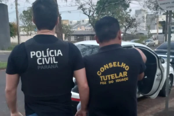 Imagem colorida, bebê é resgatado por policiais- Metrópoles