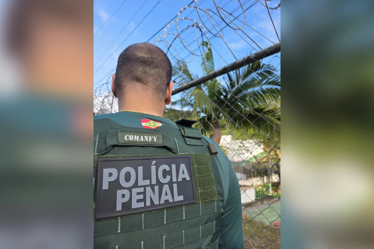 Um agente penitenciário e um vigilante, ambos lotados no sistema prisional de Florianópolis (SC), foram alvos de operação nesta sexta-feira (18/9) Um agente penitenciário e um vigilante, ambos lotados no sistema prisional de Florianópolis (SC), foram alvos de operação nesta sexta-feira (18/9)