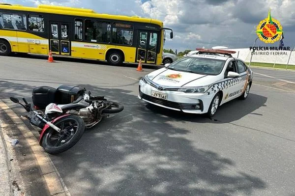 motociclista bate em viatura