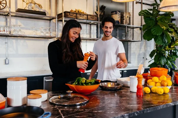 Casal cozinha; salada