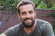 O ator Rafael Cardoso posa sorridente