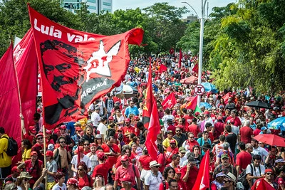 Militância do PT em manifestação a favor de Lula -- Metrópoles