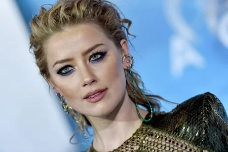 No lançamento do filme Aquaman, a boca de Amber deu destaque ao olhar metalizado com o preto esfumado e a cor roxa embaixo da linha d'água. O cabelo meio preso e desconstruído dá um ar despojado para a produção No lançamento do filme Aquaman, a boca de Amber deu destaque ao olhar metalizado com o preto esfumado e a cor roxa embaixo da linha d'água. O cabelo meio preso e desconstruído dá um ar despojado para a produção