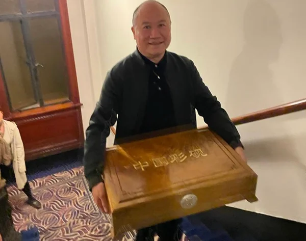 Homem leva presente para Lula em hotel em Xangai, na China