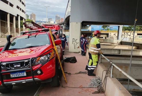 Homem cai em ribeirão, sofre trauma grave e é salvo no centro de BH - destaque galeria Homem cai em ribeirão, sofre trauma grave e é salvo no centro de BH - destaque galeria