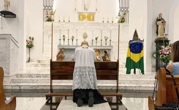 Foto publicada pelo padre José Eduardo de Oliveira e Silva rezando - Metrópoles