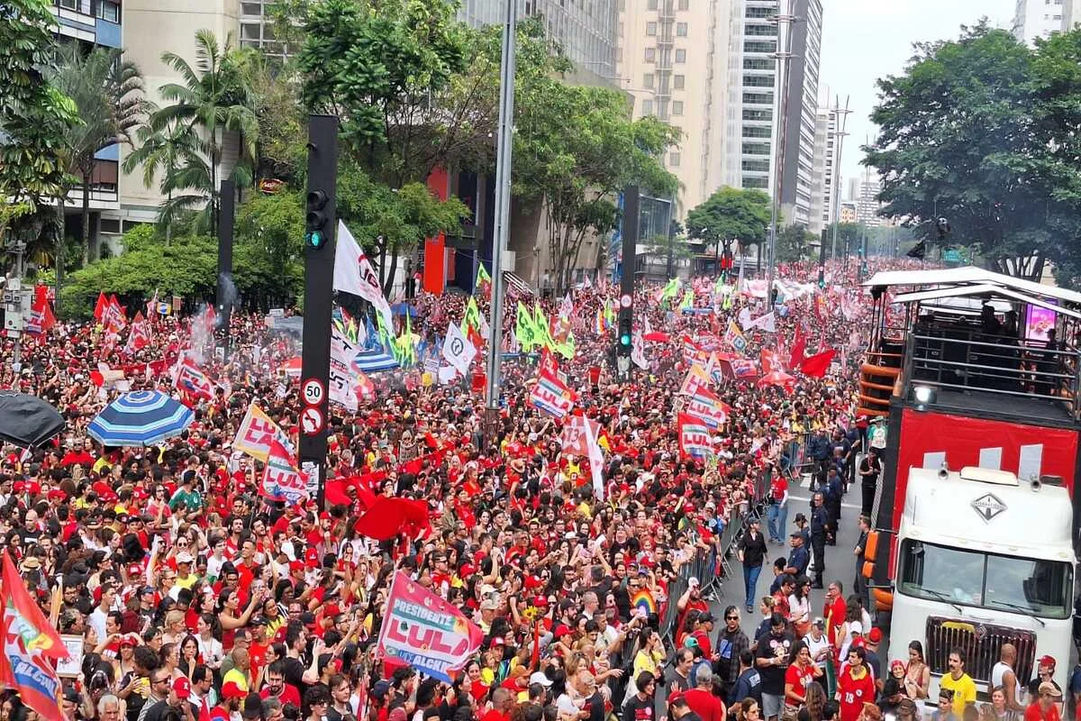 Apoiadores de Lula se reúnem na Avenida Paulista em último ato de campanha antes do segundo turno Apoiadores de Lula se reúnem na Avenida Paulista em último ato de campanha antes do segundo turno