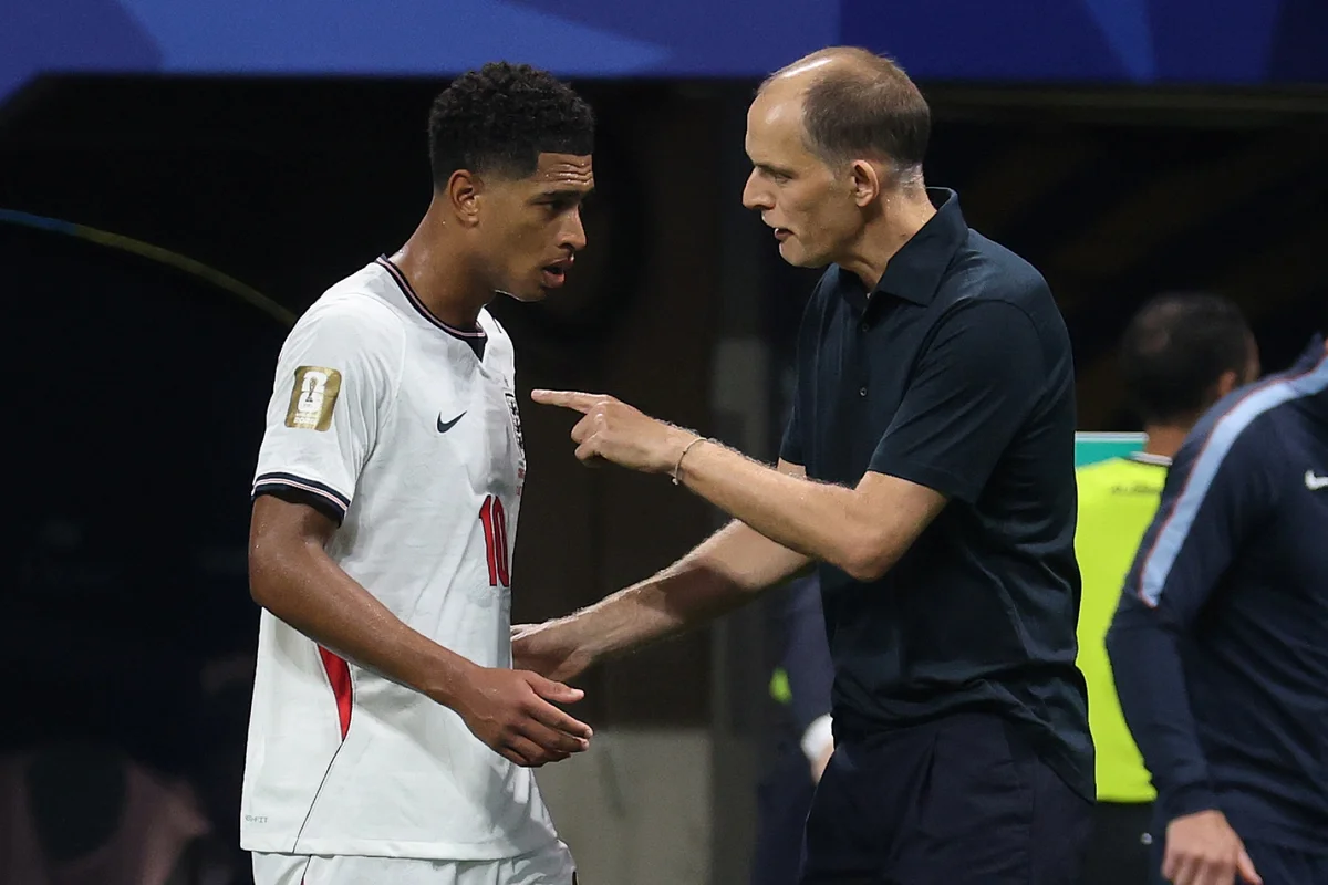 Jude Bellingham escuta instruções de Thomas Tuchel. Jude Bellingham escuta instruções de Thomas Tuchel.