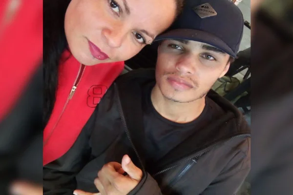 Imagem colorida de casal