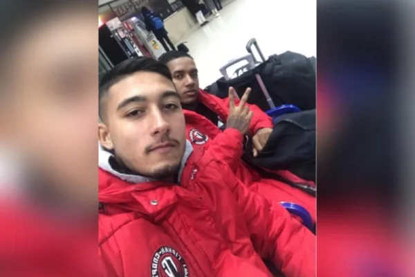 Bruno Ernandes, jogador brasileiro que fugiu da Ucrânia, tira foto com colega em ambiente interno, com malas de viagem - Metrópoles
