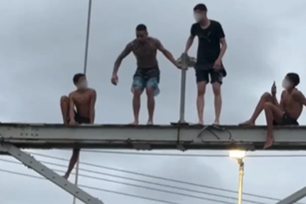 Imagem colorida do MC Kauan acompanhado de outros indivíduos antes de pular da Ponte Pênsil - Metrópoles