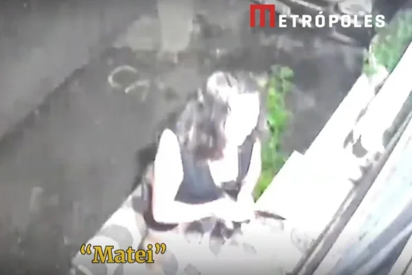 Foto colorida mostra autora em frente à imóvel e dizendo ter matado "Vovó Tiktoker".