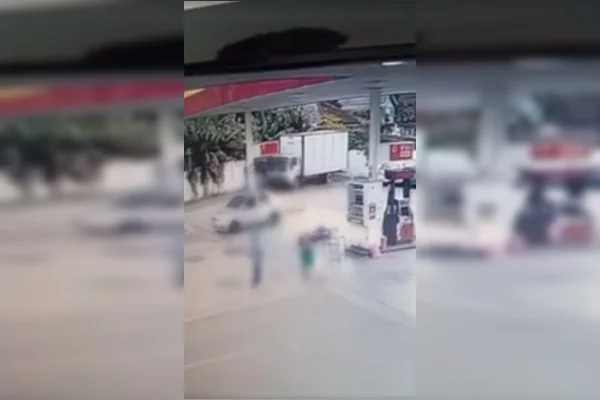 Imagens de segurança de um posto de gasolina