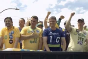 Flávio Bolsonaro (PL) e Tarcísio de Freitas (Republicanos) em ato de campanha na véspera do 1º turno, no interior de São Paulo Flávio Bolsonaro (PL) e Tarcísio de Freitas (Republicanos) em ato de campanha na véspera do 1º turno, no interior de São Paulo