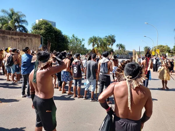 Confronto entre indígenas e PMs deixa policial ferido com flecha