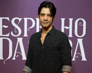 O artista rompeu seu relacionamento de 1 ano enquanto gravava a novela