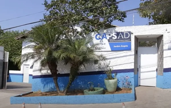 foto colorida da fachada da CAPS AD Jardim Ângela, na zona sul de São Paulo; local sofre com falta de energia - Metrópoles
