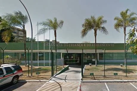 Jovens são detidos portando arma após orgia em motel no Gama