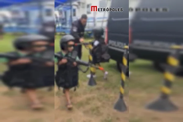 Vídeo: crianças vestem farda da PMRJ e seguram simulacro de fuzil