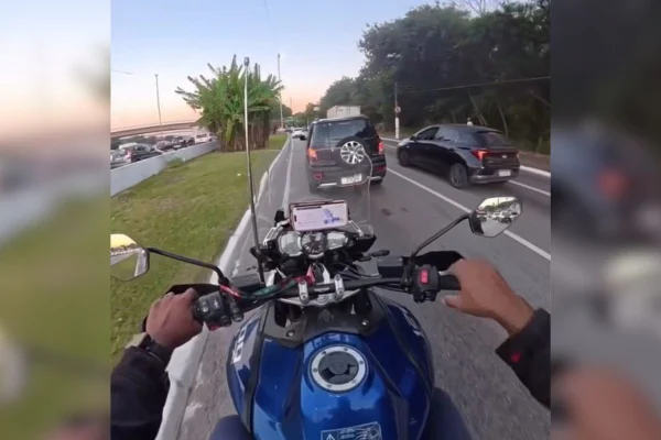 Chamada de “gangue da bananeira”, ação mostra homens escondidos entre a vegetação à espera do momento para se aproximar e roubar motoristas - Metrópoles