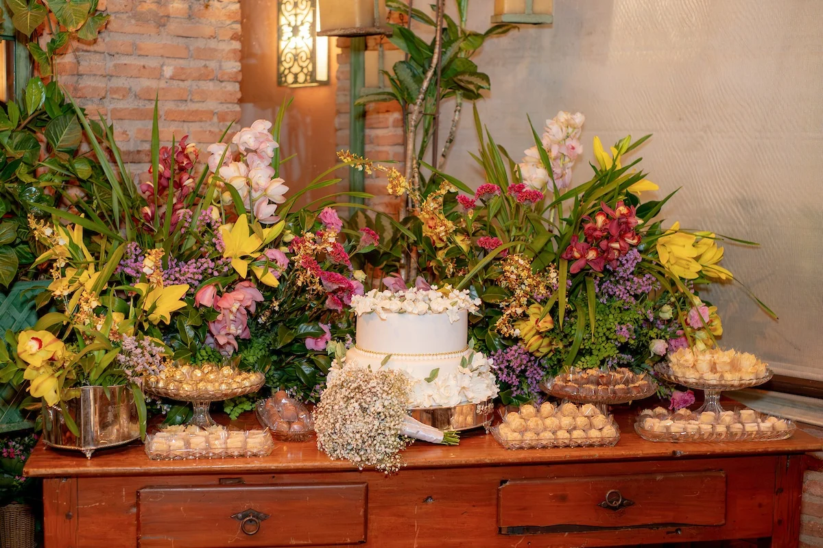 Flores diversas trouxeram cor a mesa do bolo Flores diversas trouxeram cor a mesa do bolo