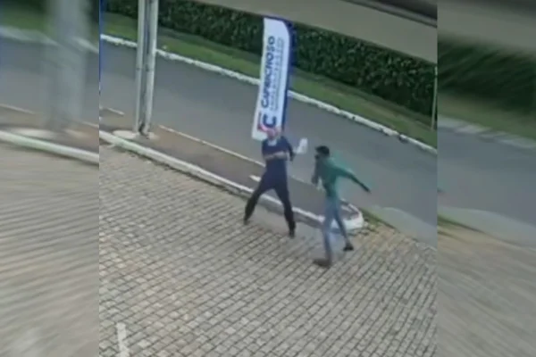Vídeo. Vítima é espancada durante roubo de carro