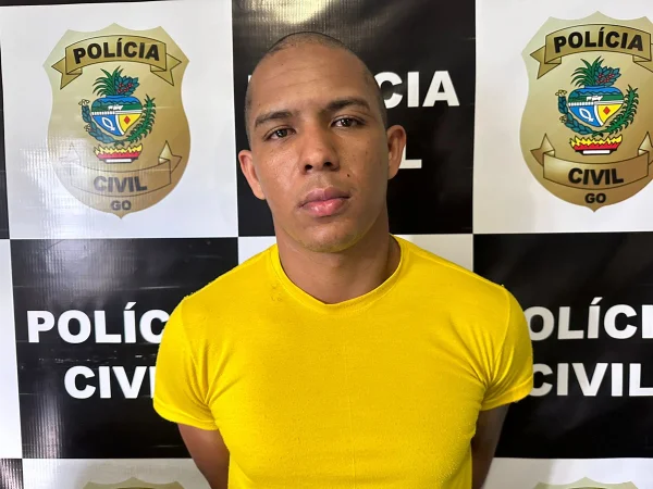 Imagem colorida de home preso usando camiseta amarela
