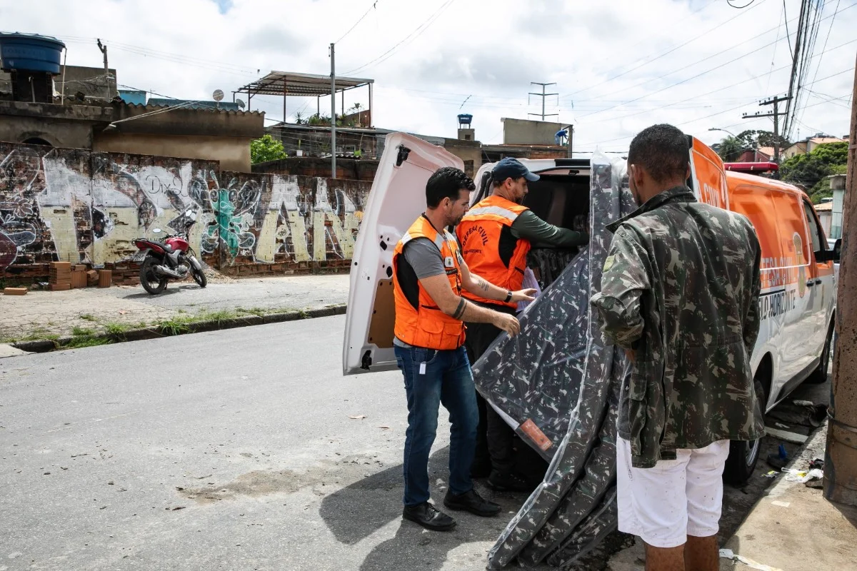 A Defesa Civil orienta moradores a observar sinais que possam indicar movimentação do terreno, como trincas em paredes, rachaduras no solo A Defesa Civil orienta moradores a observar sinais que possam indicar movimentação do terreno, como trincas em paredes, rachaduras no solo