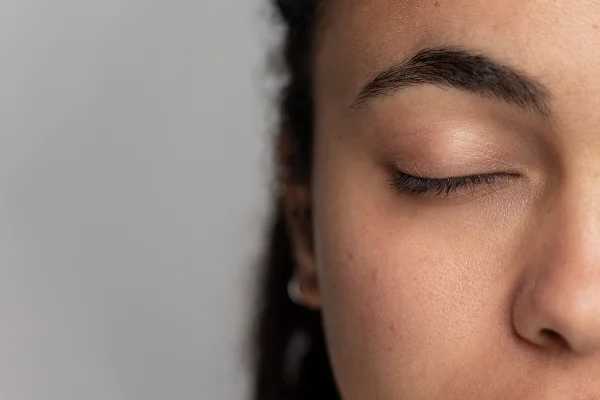 imagem colorida de olhos fechados mostrando os cílios -Metropoles