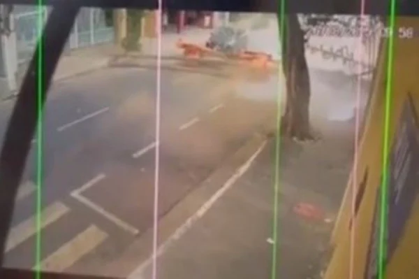 Imagem colorida mostra carro quase sendo atingido por máquina que caiu de obra - Metrópoles