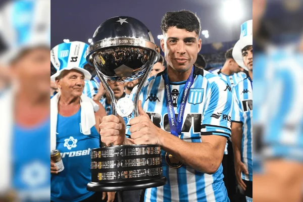 Juan Nardoni com a taça da Copa Sul-Americana