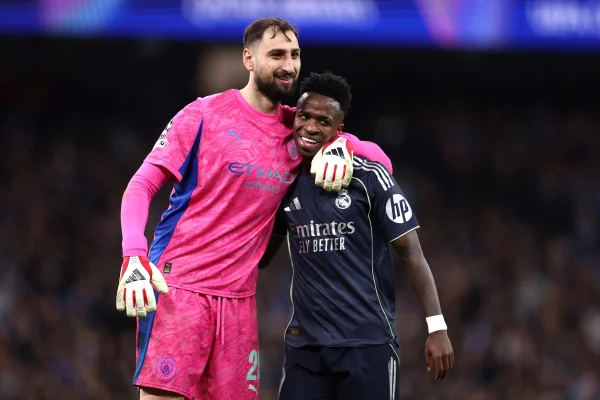 Foto colorida de Donnarumma e Vini Jr - Metrópoles