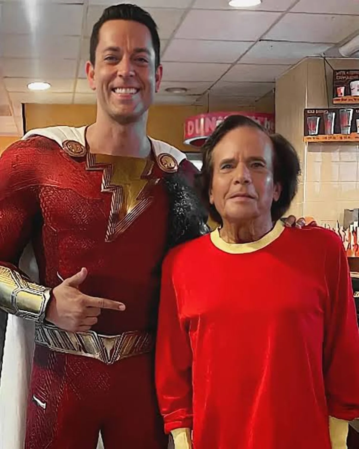 Michael Gray e Zachari Levi, ator de Shazam no universo da DC de Zack Snyder Michael Gray e Zachari Levi, ator de Shazam no universo da DC de Zack Snyder